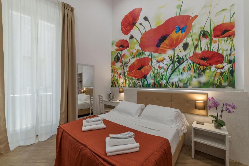 una camera da letto con un letto e un dipinto sul muro di Hotel Mimosa Pantheon a Roma