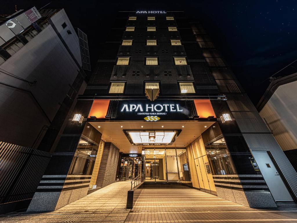 una entrada a un edificio de apartamentos por la noche en APA Hotel Kintetsu-Nara Ekimae, en Nara