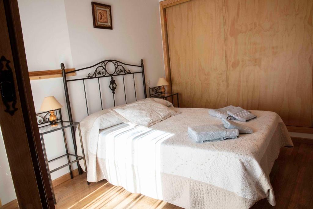 A bed or beds in a room at El Capricho