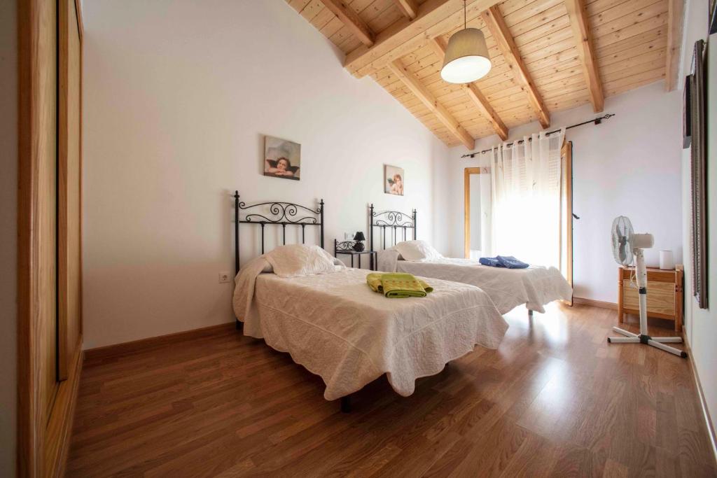 A bed or beds in a room at El Capricho