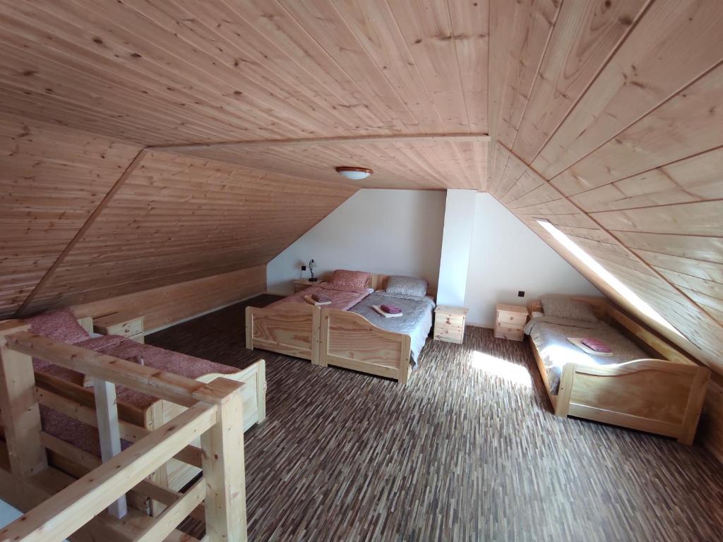 Habitación en el ático con 2 camas y techo de madera. en Statek Tomandlov, 
