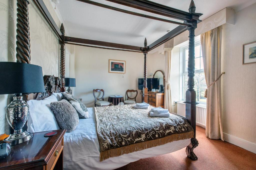 Postel nebo postele na pokoji v ubytování Elen's Castle Bed, Breakfast and Bar