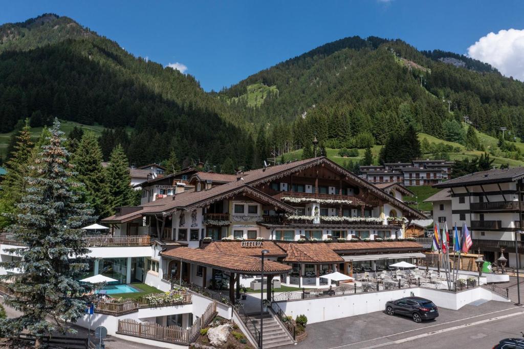Nespecifikovaný výhled na hory nebo výhled na hory při pohledu z hotelu