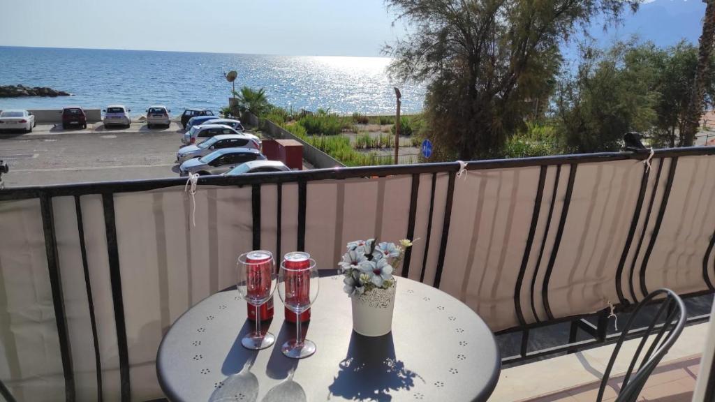 - une table avec 2 verres à vin sur le balcon dans l'établissement La dimora delle sirene, à Salerne