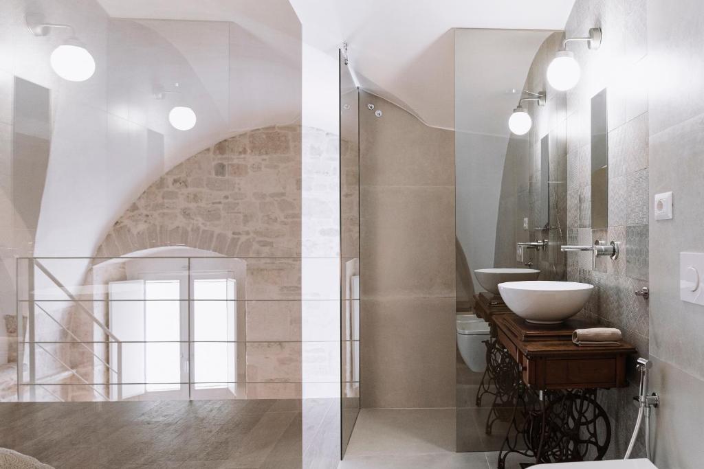 dwa obrazy łazienki z umywalką i prysznicem w obiekcie INDE Á LA TERRE, GUEST HOUSE Locazione Turistica w mieście Molfetta