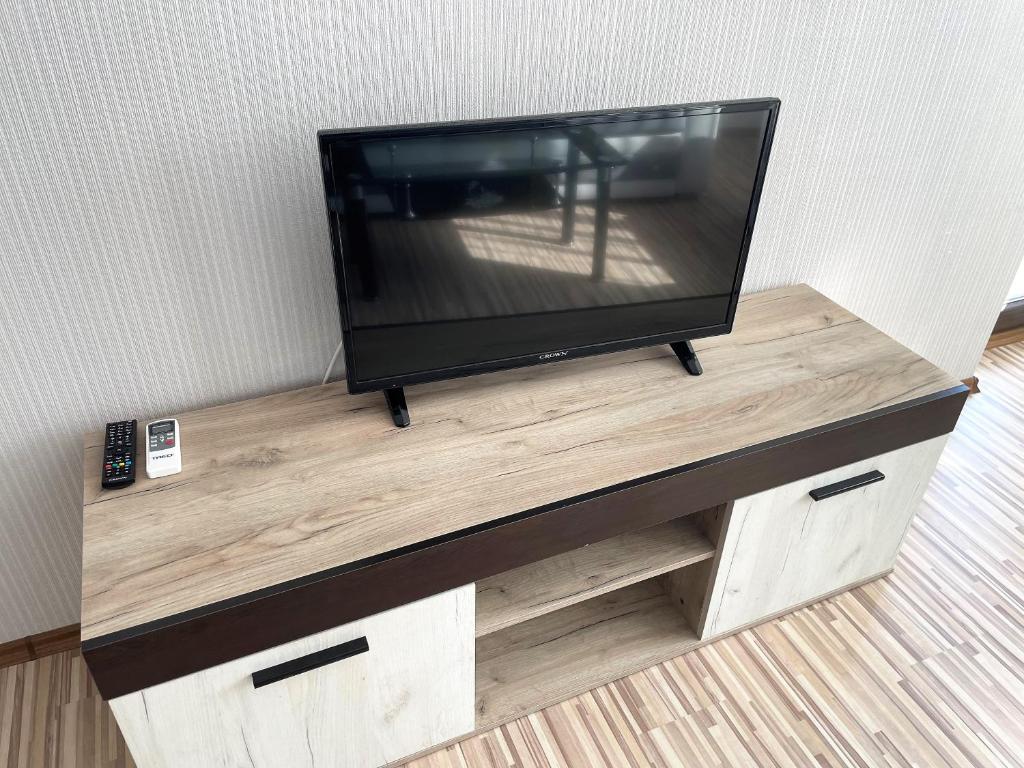 A television and/or entertainment centre at APART-HOTEL Stamopolu Lux с изглед към морето
