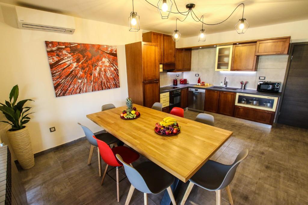 une grande cuisine avec une table et des chaises en bois dans l'établissement Apartment Tina II, à Poreč