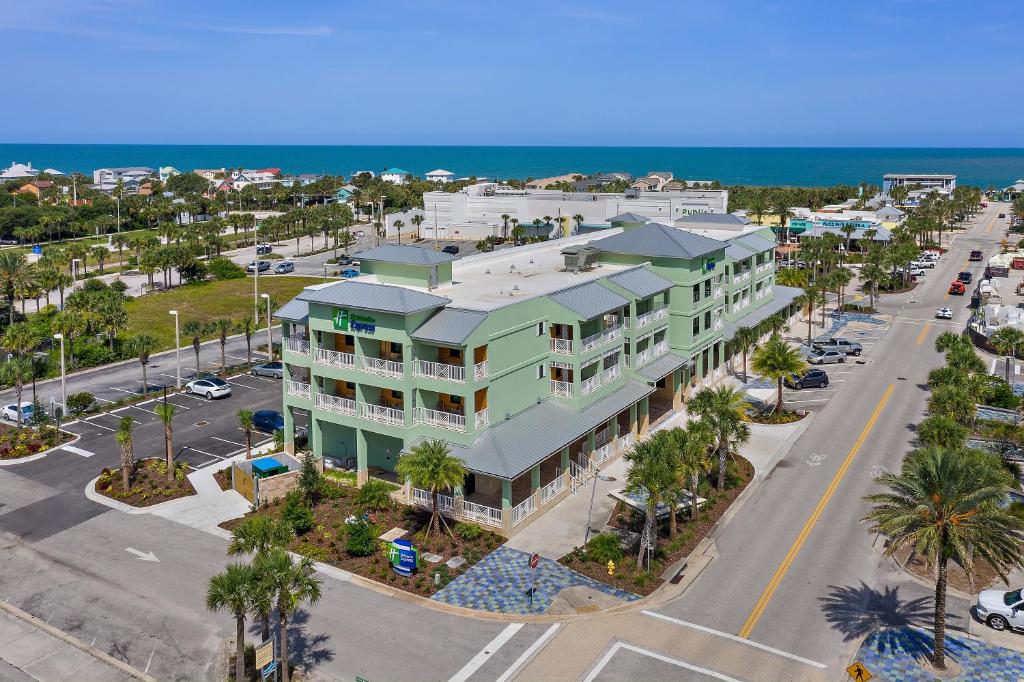 Holiday Inn Express St. Augustine - Vilano Beach, an IHG Hotel في سانت أوغيستين: اطلاله هوائيه على شارع مع عماره