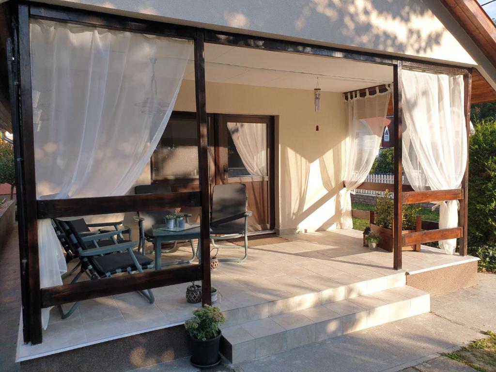 Patio alebo iná vonkajšia časť ubytovania Amica Vendégház