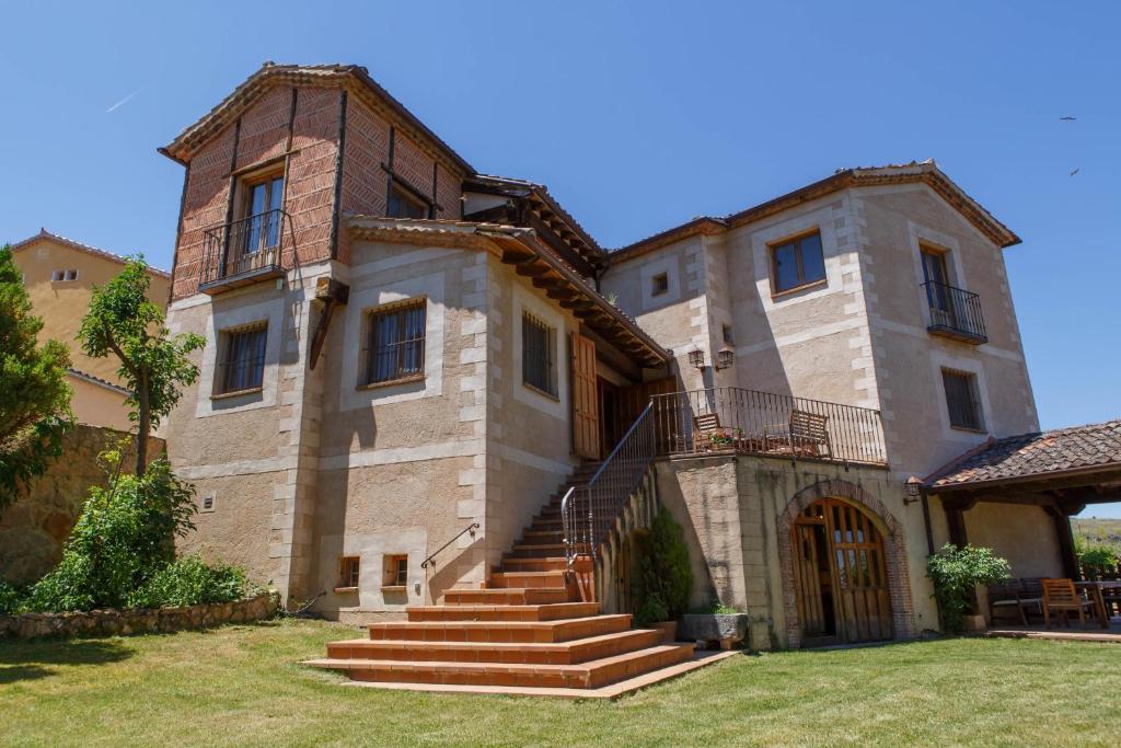 un gran edificio con escaleras delante en El Bulín de Cubillo - Mirador del Sabinar en Cubillo