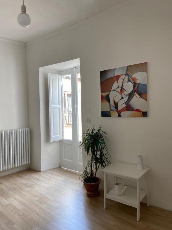 uma sala de estar com uma mesa e um quadro na parede em Casina Terravecchia em Vibo Valentia