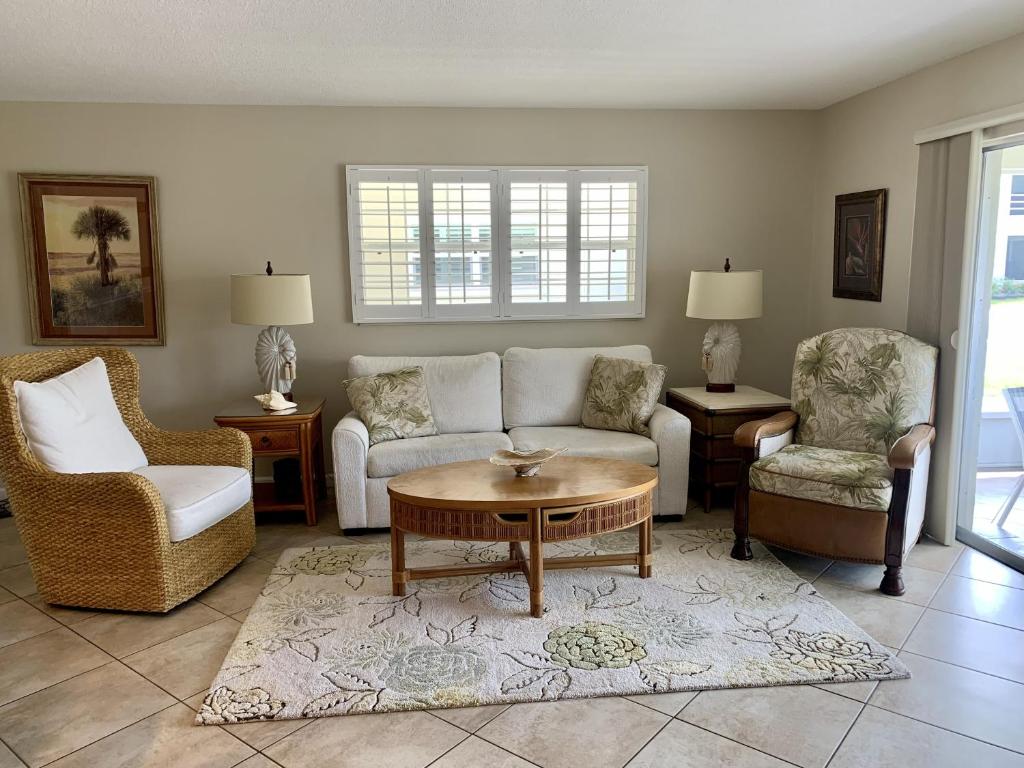uma sala de estar com um sofá e duas cadeiras e uma mesa em Island House Beach Resort 28 em Point O'Rocks