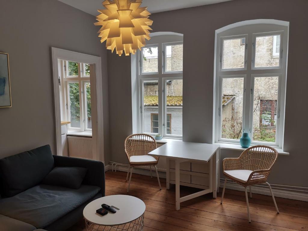 un soggiorno con divano, tavolo e finestre di Altstadtbummel a Flensburgo