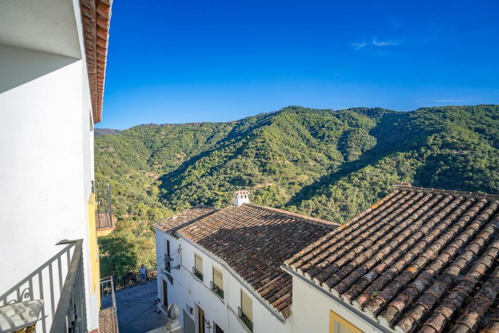 uma vista para as montanhas a partir dos telhados dos edifícios em Calle Cruz em Jubrique