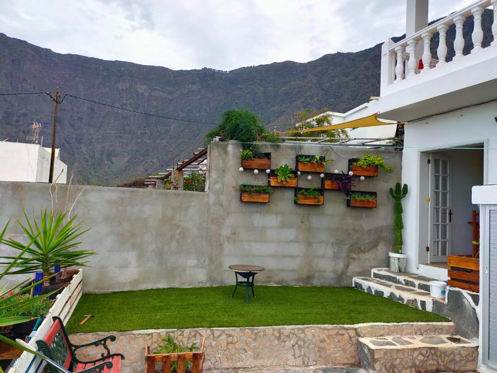 un patio trasero con una pared de retención y césped verde en Vergara J, en La Frontera