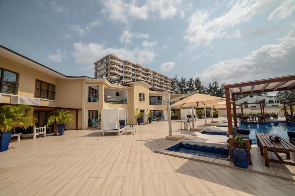 un complejo con piscina y un edificio en Jumeirah Beachfront, en Mombasa