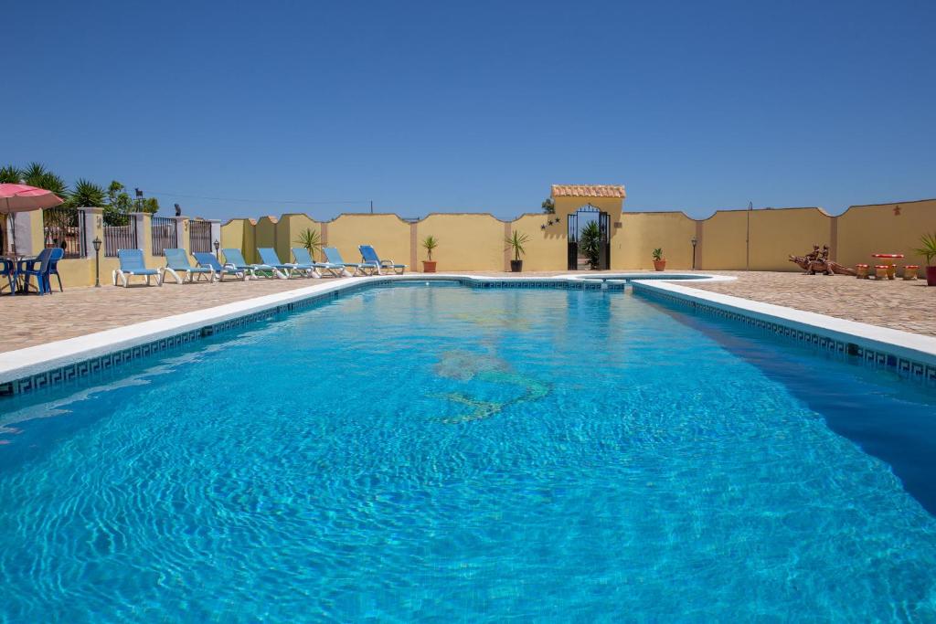 Bazén v ubytovaní Casa Ana - delightful semi-detached villa with large swimming pool, tennis court and huge gardens plus Free wifi alebo v jeho blízkosti
