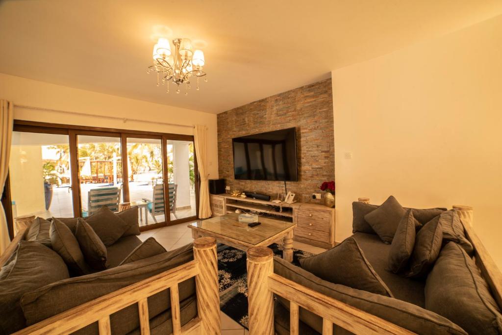 TV a/nebo společenská místnost v ubytování Jumeirah Beachfront
