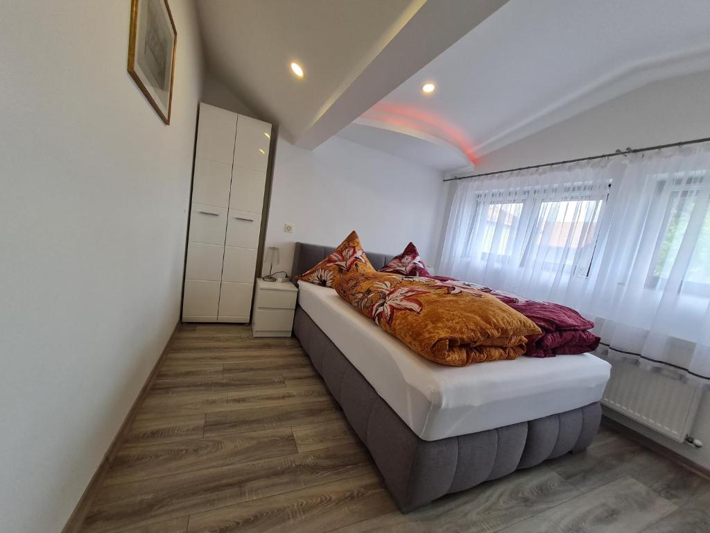 a bedroom with a bed with a blanket on it at Ferien- und Businesswohnung Sonnentor Dreiländereck im zweiten Stock in Sonnen