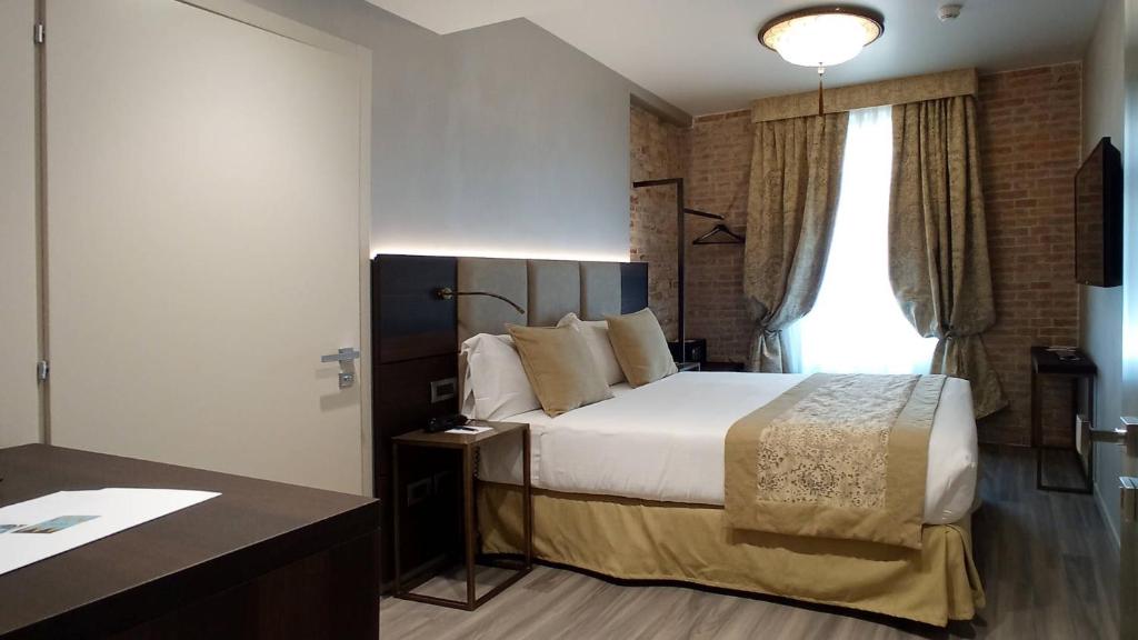 a hotel room with a bed and a window at Hotel Aquarius Venice - Ascend Collection in Venice