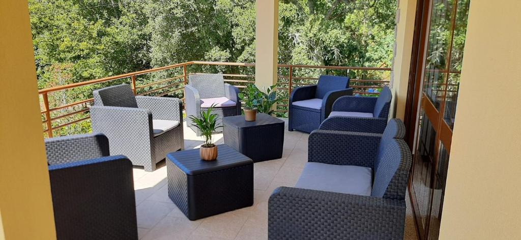 patio con sillas y mesas y balcón en Moradia Rodrigues, en Caminha
