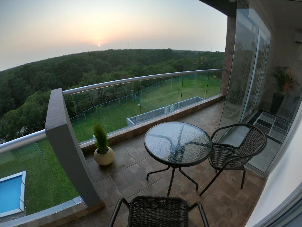 a balcony with a table and chairs on a balcony at Boca PentHouses - Tampiquera in Boca del Río