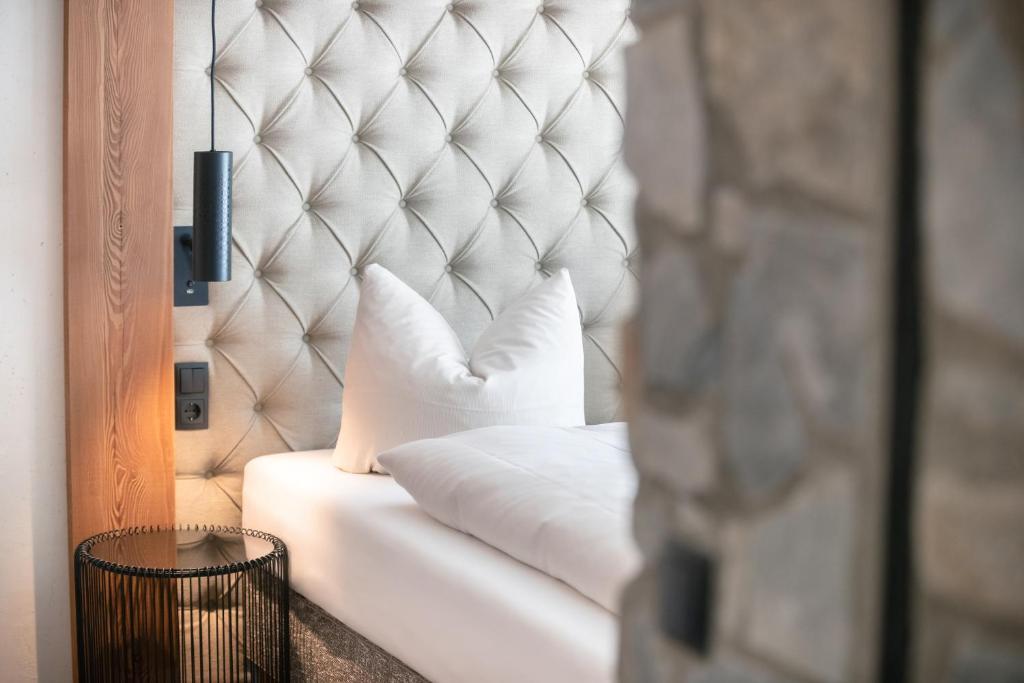 Postel nebo postele na pokoji v ubytování Hotel Sonnenhof Gerlos Centrum