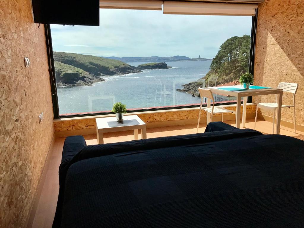 1 dormitorio con ventana grande con vistas al océano en Vistas al mar Canabal, en A Coruña