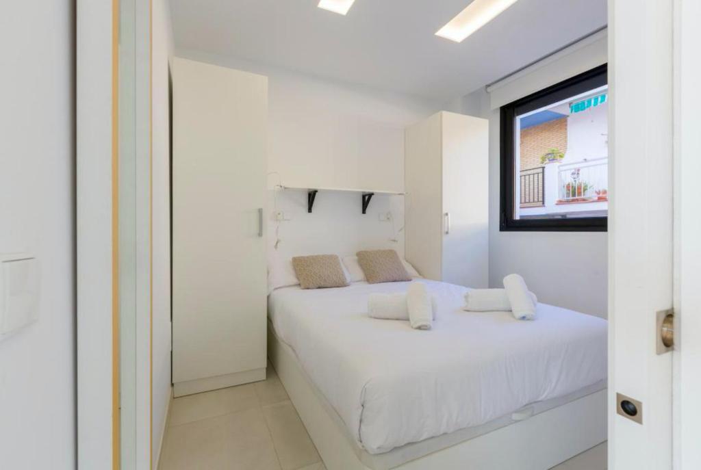 Posteľ alebo postele v izbe v ubytovaní Seafront Boutique CalaBeach Rincón de la Victoria