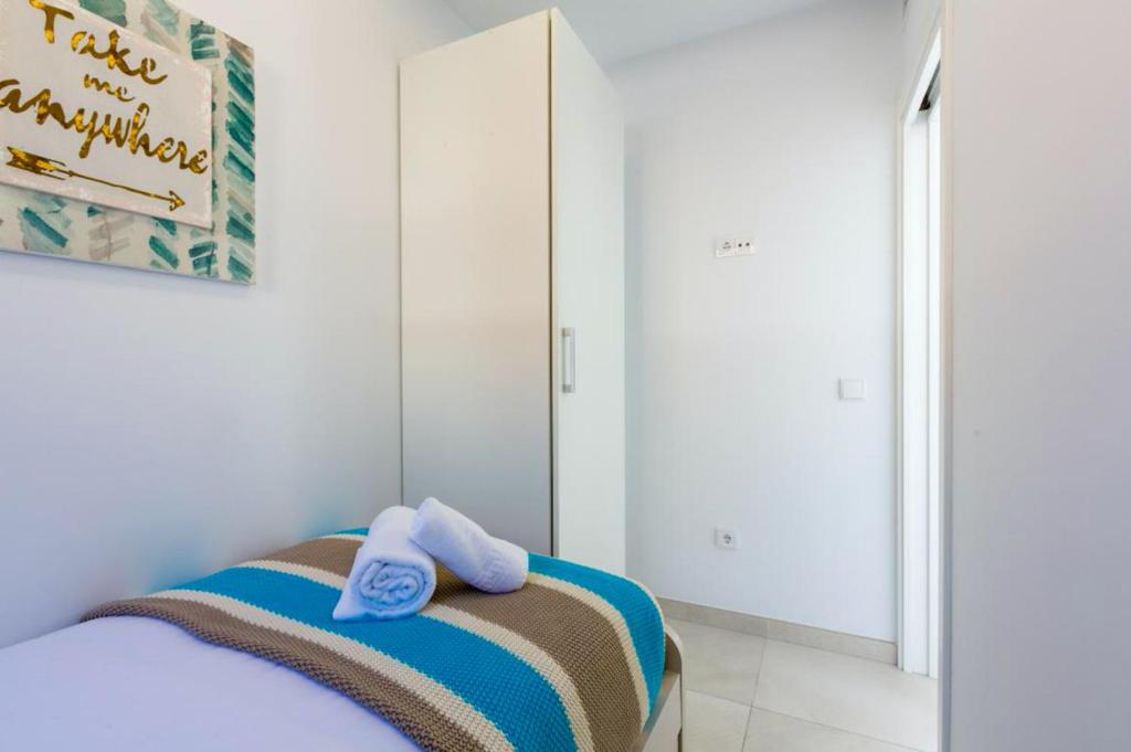 Posteľ alebo postele v izbe v ubytovaní Seafront Boutique CalaBeach Rincón de la Victoria