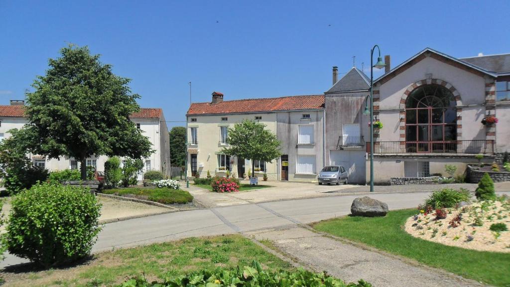 a street in a town with a building at Chambres d&#39;Hôtes Bienvenue in LʼAbsie
