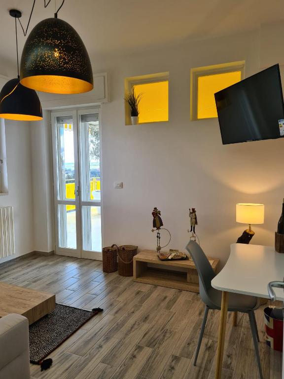 Televízia a/alebo spoločenská miestnosť v ubytovaní Le Dimore del Gufo B&B and Apartments Suite
