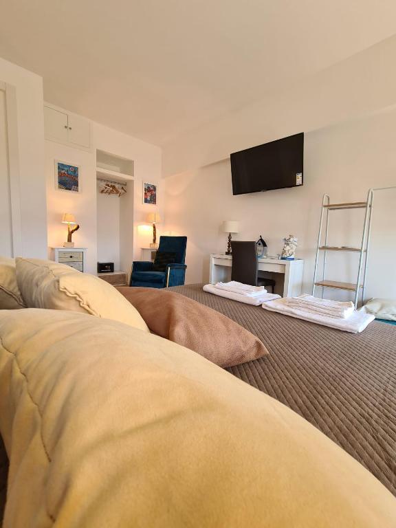 Televízia a/alebo spoločenská miestnosť v ubytovaní Le Dimore del Gufo B&B and Apartments Suite