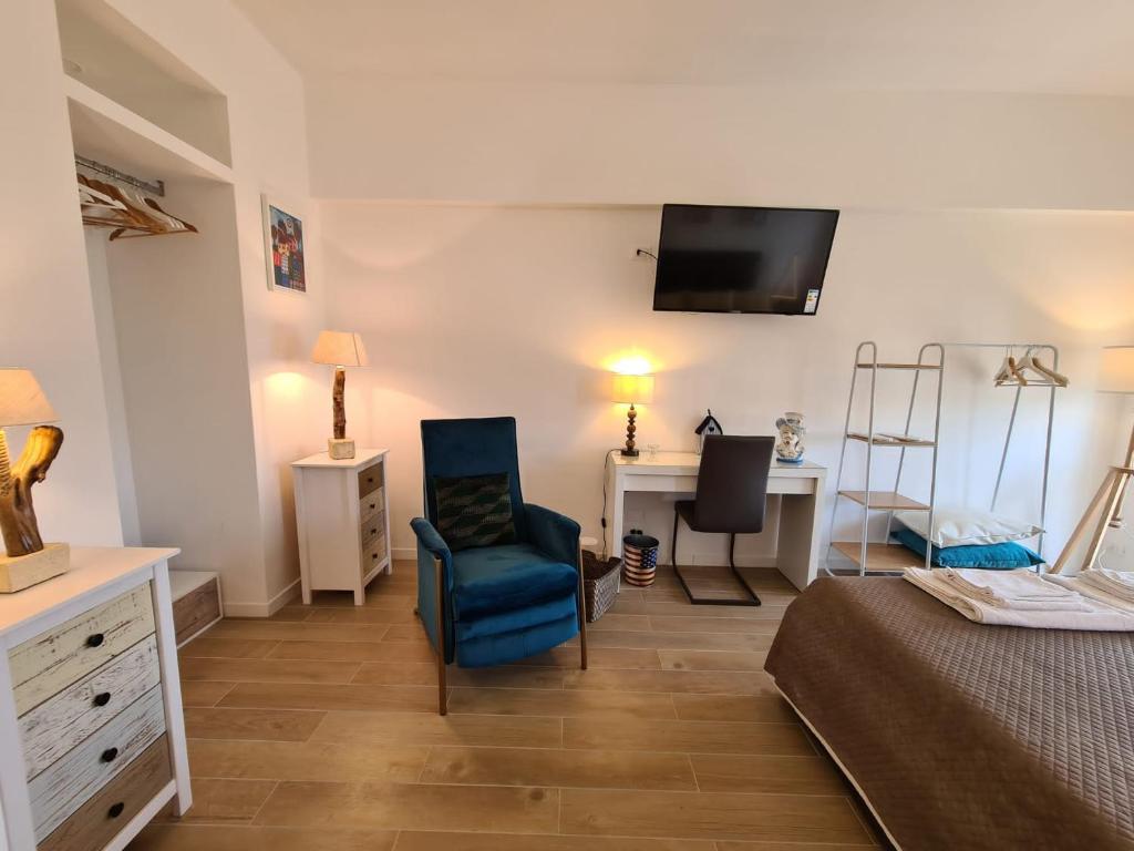 a bedroom with a bed and a desk and a chair at Le Dimore del Gufo B&B and Apartments Suite in Venosa