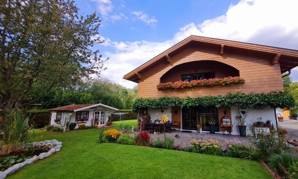 ein Haus mit Garten davor in der Unterkunft Ferienwohnung Landhausliebe in Zwiesel
