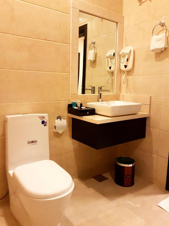 Koupelna v ubytování Tanuf Residency Hotel