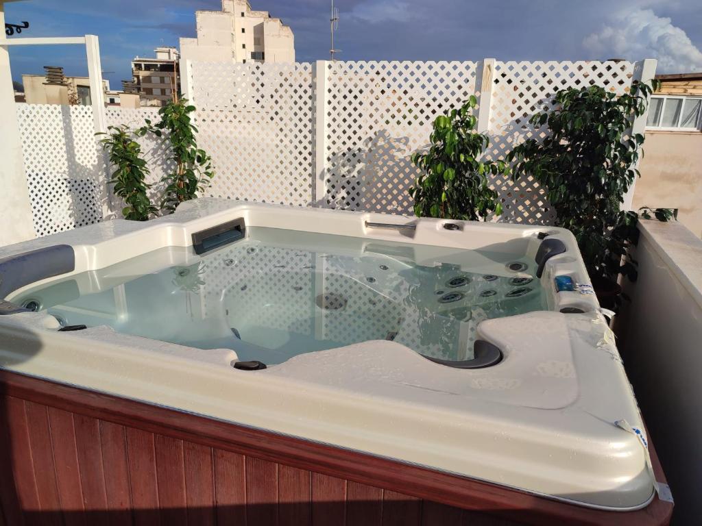 une baignoire jacuzzi installée au-dessus d'un bâtiment dans l'établissement ROSALIAS,S HOUSE, à Inca