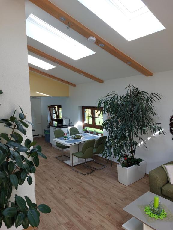 una oficina con sillas, mesa y plantas en Ferienhaus in Bernau bei Berlin en Bernau bei Berlin