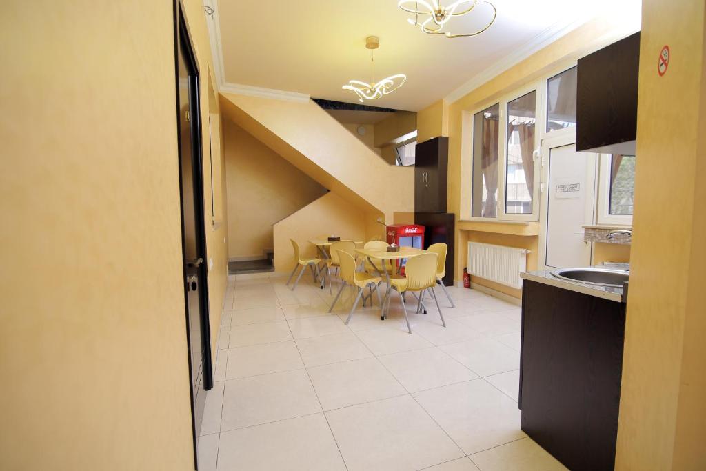 Kuchyň nebo kuchyňský kout v ubytování MBM Hotel Yerevan