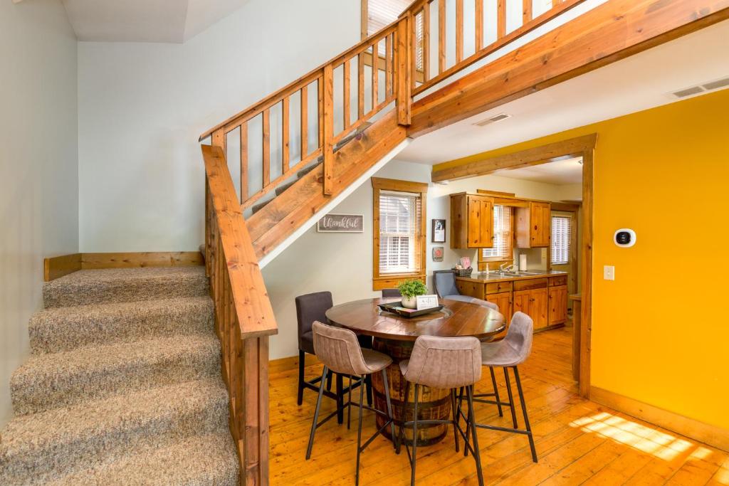 een keuken en eetkamer met een houten tafel en een trap bij Blue Spruce . Trailside Lodging in Millersburg