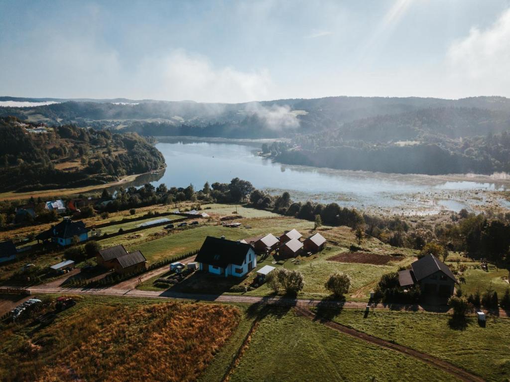 una vista aerea di una fattoria e di un lago di Siedlisko Wataha a Wołkowyja