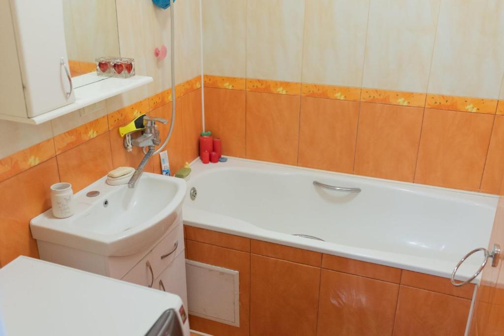 Апартаменти ''Комфорт'' في كامياننيتس - بوديلسكيي: حمام مع حوض وحوض استحمام