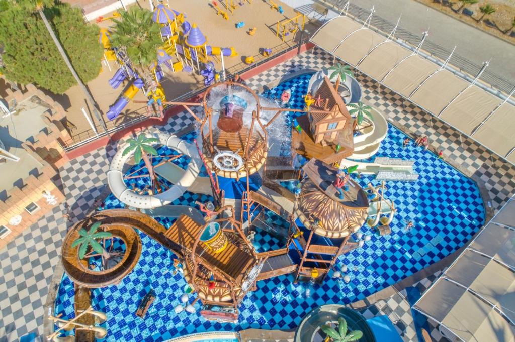 Bazén v ubytování Crystal Admiral Resort Suites & Spa - Ultimate All Inclusive nebo v jeho okolí