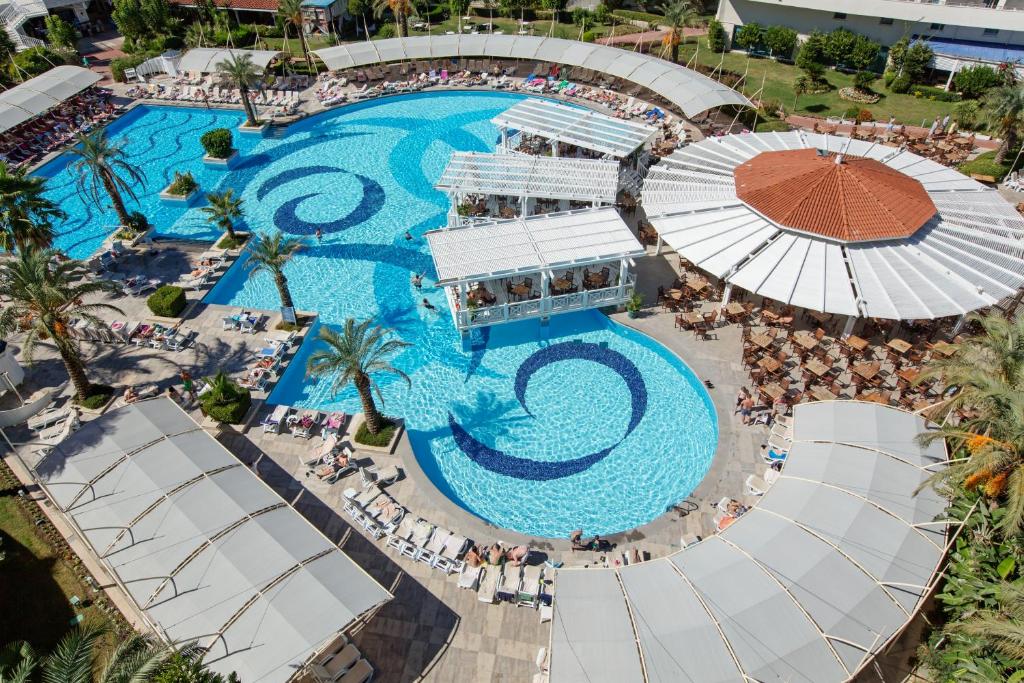 Bazén v ubytování Crystal Admiral Resort Suites & Spa - Ultimate All Inclusive nebo v jeho okolí