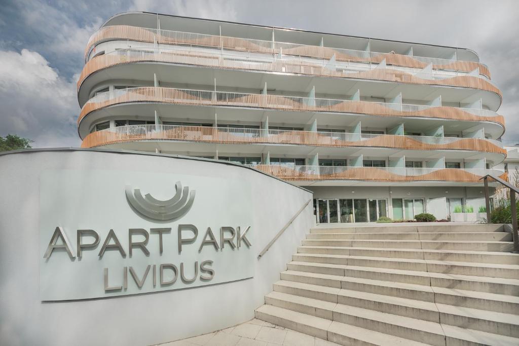 znak parkolis przed budynkiem w obiekcie Lividus Apart Park by Lev&Sons Apartments w Świnoujściu