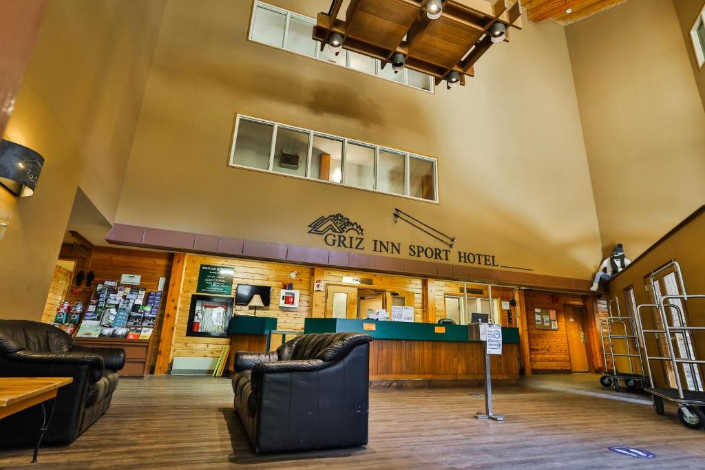 um átrio de um novo hotel desportivo para esqui em Griz Inn by FantasticStay em Fernie