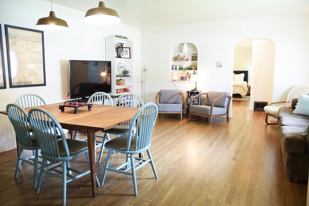 Near Dwntn, Canon Trails, Dining, Cheyenne Place - Housity