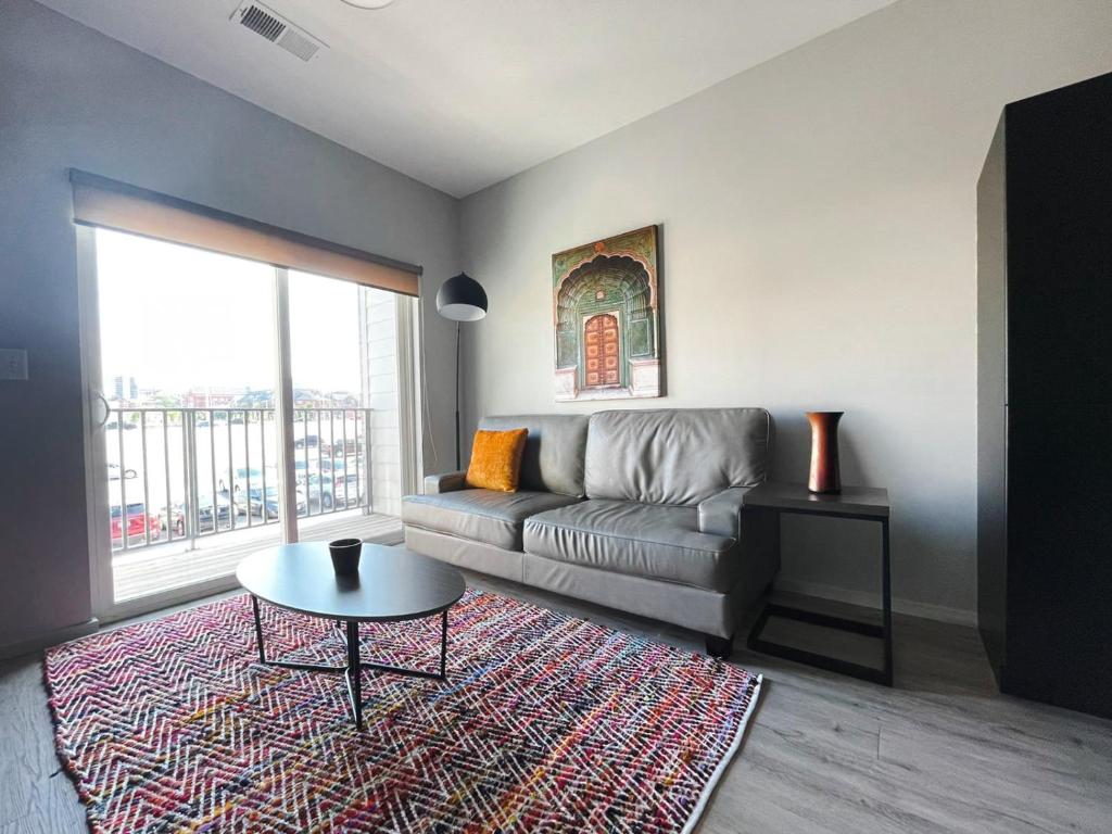 Sleepover 1BD 1BA Omaha Apartments - Luxe Appartement