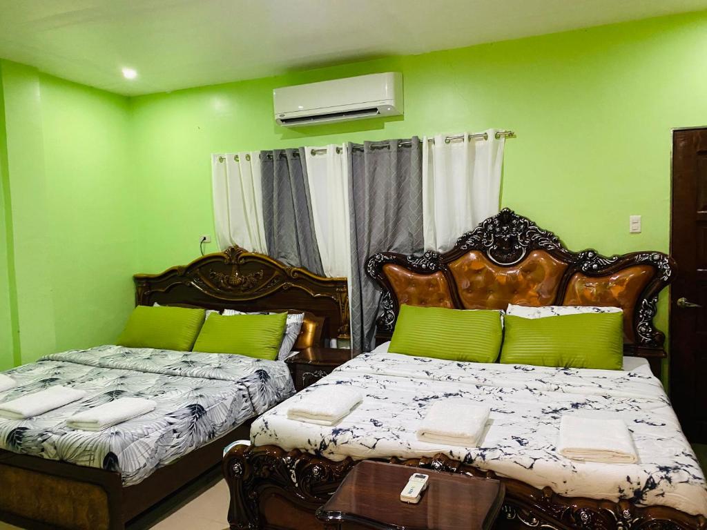 Ένα ή περισσότερα κρεβάτια σε δωμάτιο στο B2 - Spacious 3BR House with Netflix, Fiber Wifi, Parking, Balcony