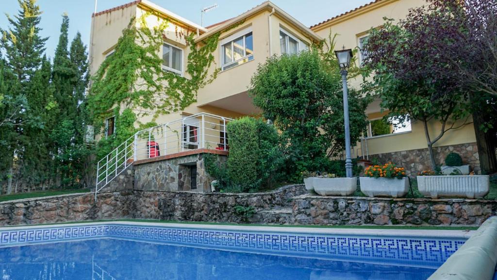 een huis met een zwembad voor een huis bij Casa Altavista en Ruidera in Ruidera